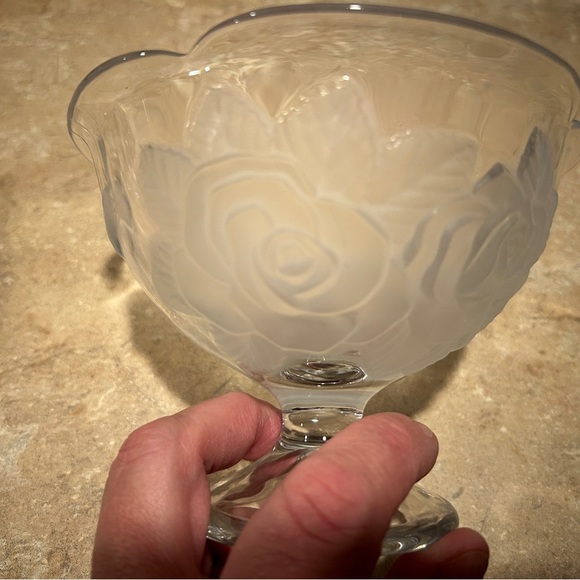 Winter Rose
by STUDIO NOVA 2 Small pedestal bowls with roses - Picture 7 of 8